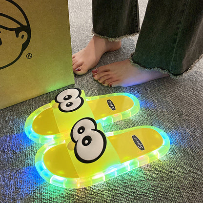 ⏳Begränsad tid – 50% rabatt⏰Söta LED-tofflor med ankdesign – lyser i mörkret, mjuka & lätta 👣💡