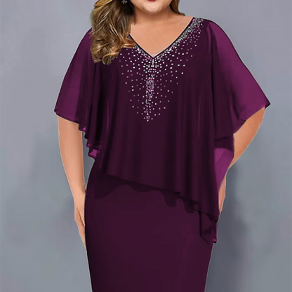 👗✨ Figurnära midiklänning med strass och cape