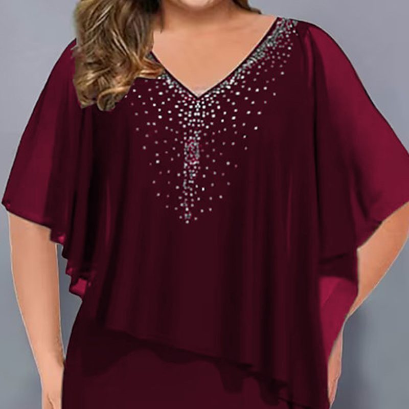 👗✨ Figurnära midiklänning med strass och cape