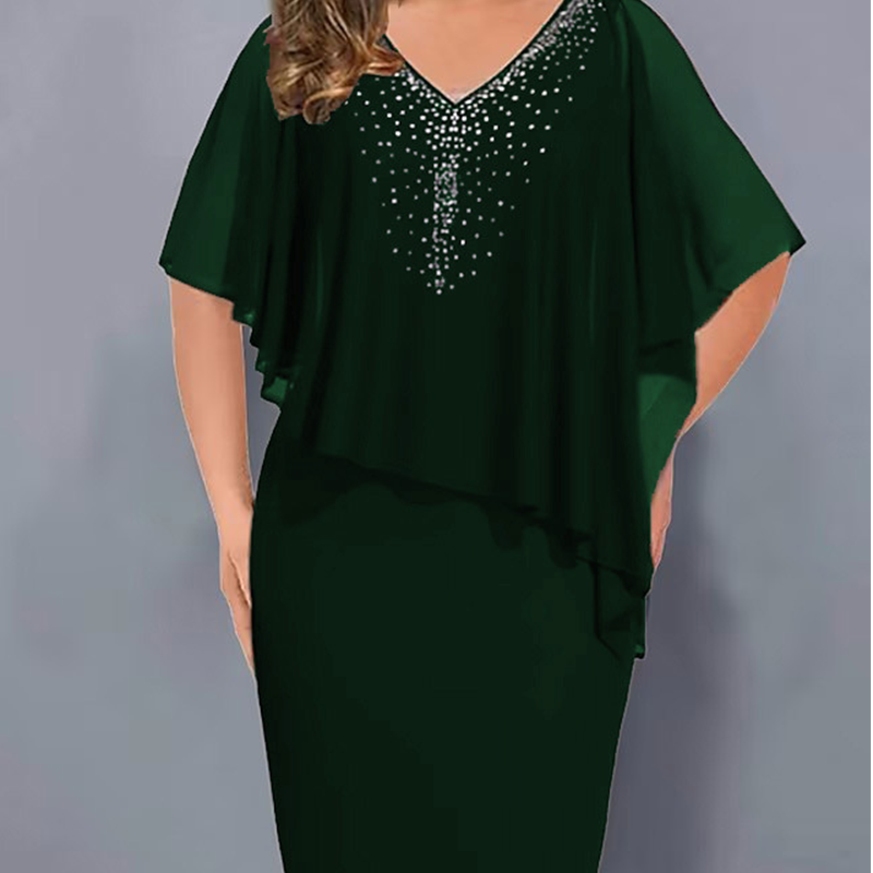 👗✨ Figurnära midiklänning med strass och cape