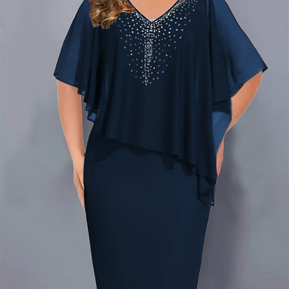👗✨ Figurnära midiklänning med strass och cape