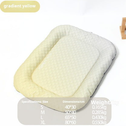 🐶🧊 50 % RABATT! Sluta se ditt flämtande husdjur ligga på det heta golvet! Det här är ingen vanlig matta, utan en personlig luftkonditionering för pälsen. Sidenet absorberar värmen och förblir iskallt i timmar!