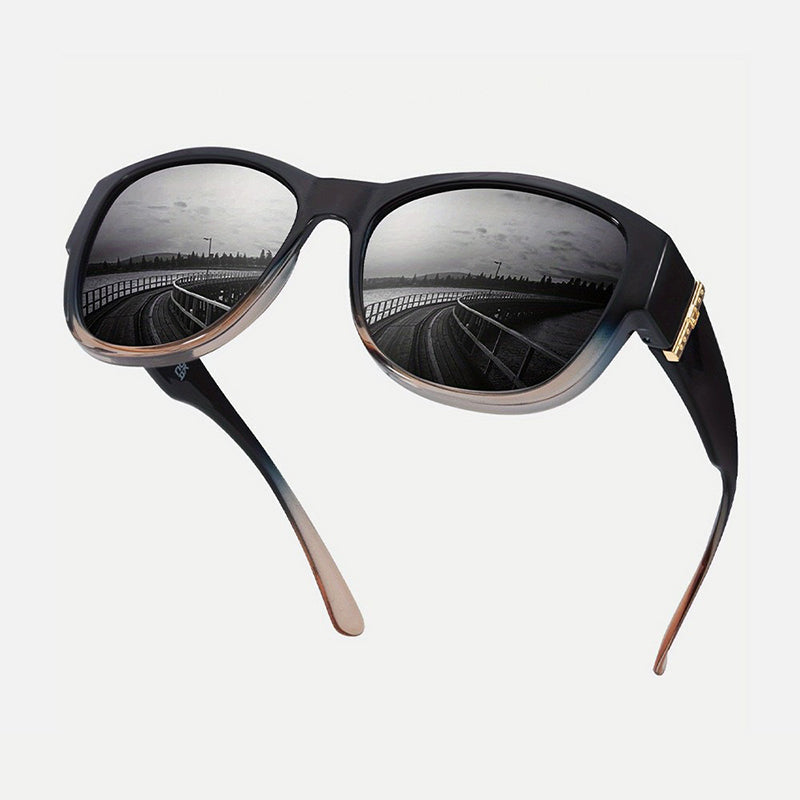 👓✨ Solglasögon med stor båge för damer – skyddar effektivt mot UV-strålning och bländning ✅ Kan bäras över vanliga glasögon ☀️ Snyggt solskydd som ger maximal komfort i solen ✨