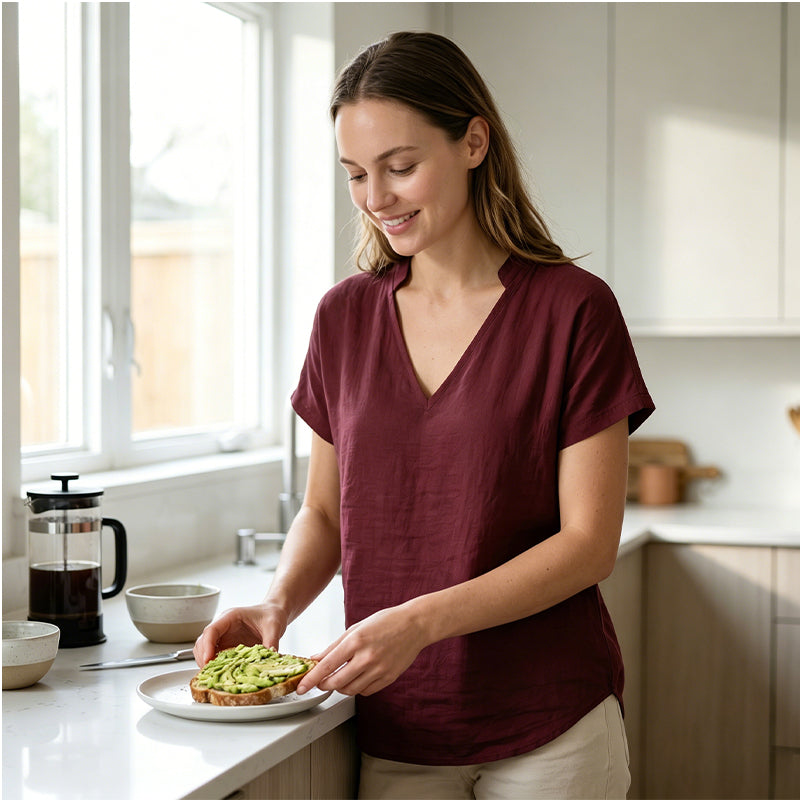 👕☀️🌿 BEGRÄNSAT ERBJUDANDE – 50% RABATT! Dam T-shirt med V-hals för sommar – Mjuk bomullsblandning, luftig och lätt – Perfekt för avslappnade dagar, ärenden och lugna helgmorgnar 🌸😌