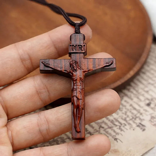 Collar de madera con cruz de Jesús
